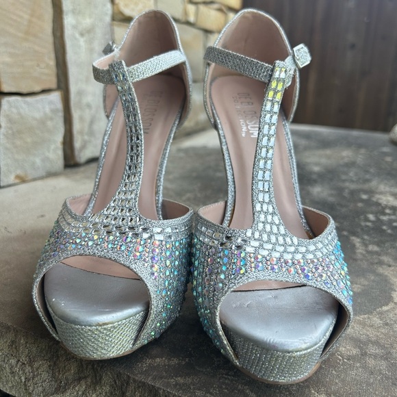 De Blossom Silver T-Strap Heels with Rhinestone Embellishments heels Sz-7.5. Ps - Picture 5 of 15